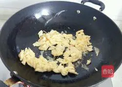 Illustration of how to make fried eggs with green onions 3