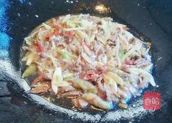 Illustration of how to make shredded beef with pickled pepper 7