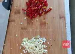 Illustration of how to make dry-fried pork sausage 2