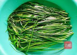 Illustration of how to make fried shrimps with dried tofu and leeks 5