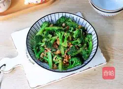 Illustration of how to stir-fry broccoli with scallops and shrimps 12