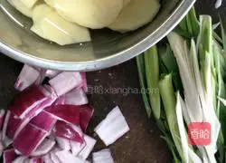 Illustration of how to make twice-cooked pork with potatoes in dry pot 1