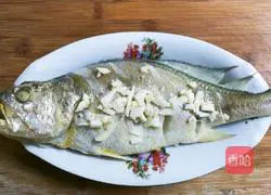 Illustration of how to make gold, silver, garlic and yellow croaker 9