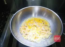 Illustration of how to make delicious clams, eggs and fried garlic 4