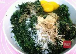 Illustration of how to make thin-crusted shepherd's purse dumplings with large fillings 5