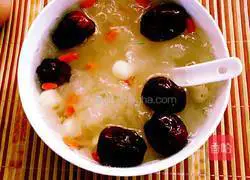 Illustration of how to make red dates, white fungus and lotus seed soup 6