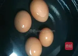 Fried tiger skin eggs and potatoes with bean paste Illustration of how to do it 1