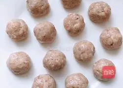 Illustration of how to make shrimp and pork balls 8