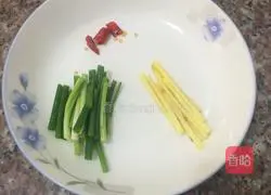 Illustration of how to make stir-fried razor clams 3