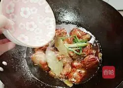 Illustration of how to cook pork ribs and stewed baby potatoes 7