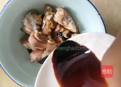 Illustration of how to make pig's feet and ginger 5