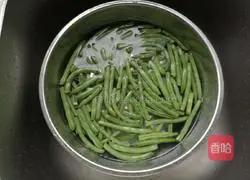 Illustration of how to make stir-fried green beans 3