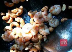 Illustration of how to make fried shrimps with cucumber and cashew nuts 7