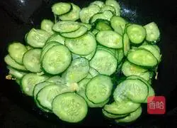 Illustration of how to make cucumber and scrambled eggs 7