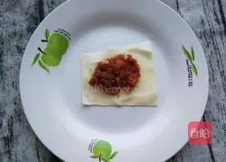 Illustration of how to wrap shrimps in wonton skins 11