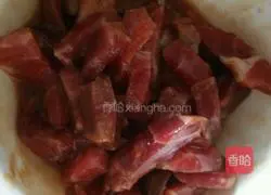 Illustration of how to make stir-fried spaghetti with black pepper beef tenderloin 1