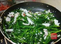 Illustration of how to make stir-fried squid with chive flowers 4