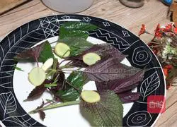 Illustration of how to make steamed fish head with perilla 5