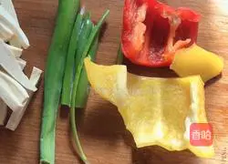 Illustration of how to stir-fry pork belly with dried celery 3