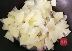 Illustration of how to stir-fry potato slices with tomato sauce and minced meat 5