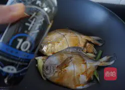 Illustration of how to cook dry-roasted pomfret without adding a drop of oil 6