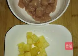 Illustration of how to make pineapple and cherry meat 1