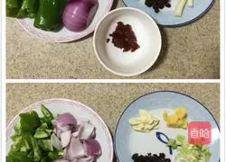 Illustration of how to make twice-cooked pork with green pepper and onion 1