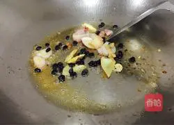 Illustration of how to make twice-cooked pork with black bean sauce and pepper 7