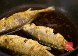 Illustration of how to cook yellow croaker in sauce 9