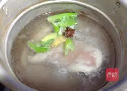 Illustration of how to make sesame chicken shredded cold noodles 2