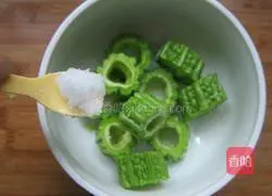 Illustration of how to make meat-stuffed bitter melon 1