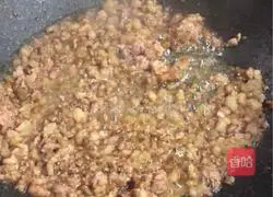 Illustration of how to make macaroni with tomato meat sauce 3