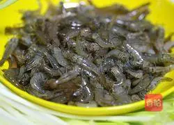 Illustration of how to stir-fry river shrimps with leeks 3