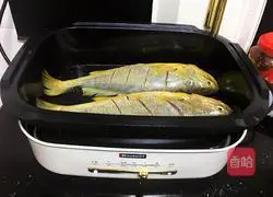 Illustration of braised yellow croaker in spicy sauce 4