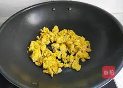 Illustration of how to make fried eggs with pepper 4
