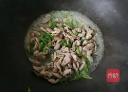 Illustration of how to stir-fry shredded pork with green pepper 3