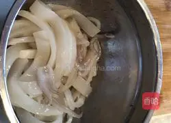 Illustration of how to make spicy squid 1