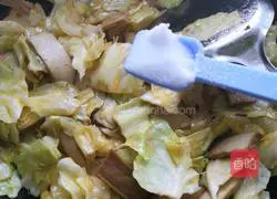 Illustration of how to make stir-fried cabbage with fragrant dried vegetables 4