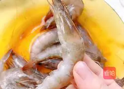 Illustration of how to make fried prawns 2