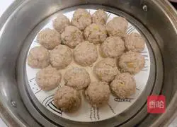 Illustration of how to make steamed parsley and lotus root meatballs 9