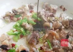 Illustration of how to stir-fry squid neck 9
