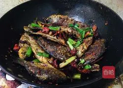 Illustration of how to make crispy crucian carp 8