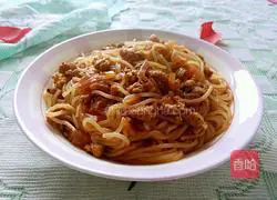 Illustration of how to make fried rice noodles with tomato sauce 9