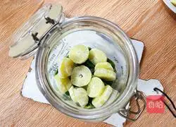 Illustration of making homemade lemon wine 9