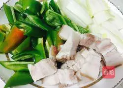 Illustration of making twice-cooked pork with black bean sauce and chili pepper 5