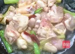 Illustration of how to make ground pot chicken 4