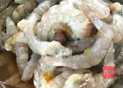 Illustration of how to stir-fry shrimps with bean drum chili sauce 1