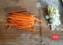 Illustration of how to make silver sprout chicken shreds 3