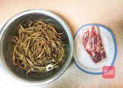 Illustration of how to make braised meat with dried beans 1