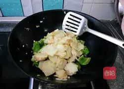 Illustration of how to make fried potato slices with green pepper 5
